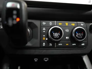 LAND ROVER Defender 130 X-Dynamic SE 8-SITZE MATRIX MERDIAN