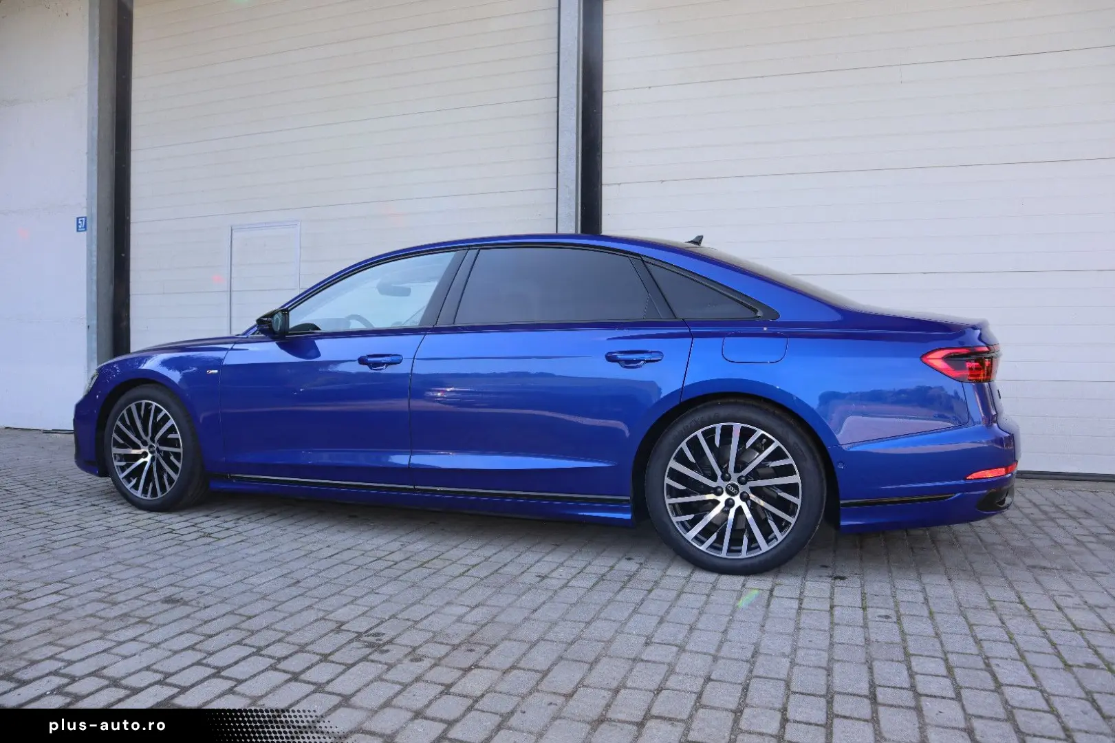 AUDI A8L 60 TFSIe EXCLUSIVE S-LINE