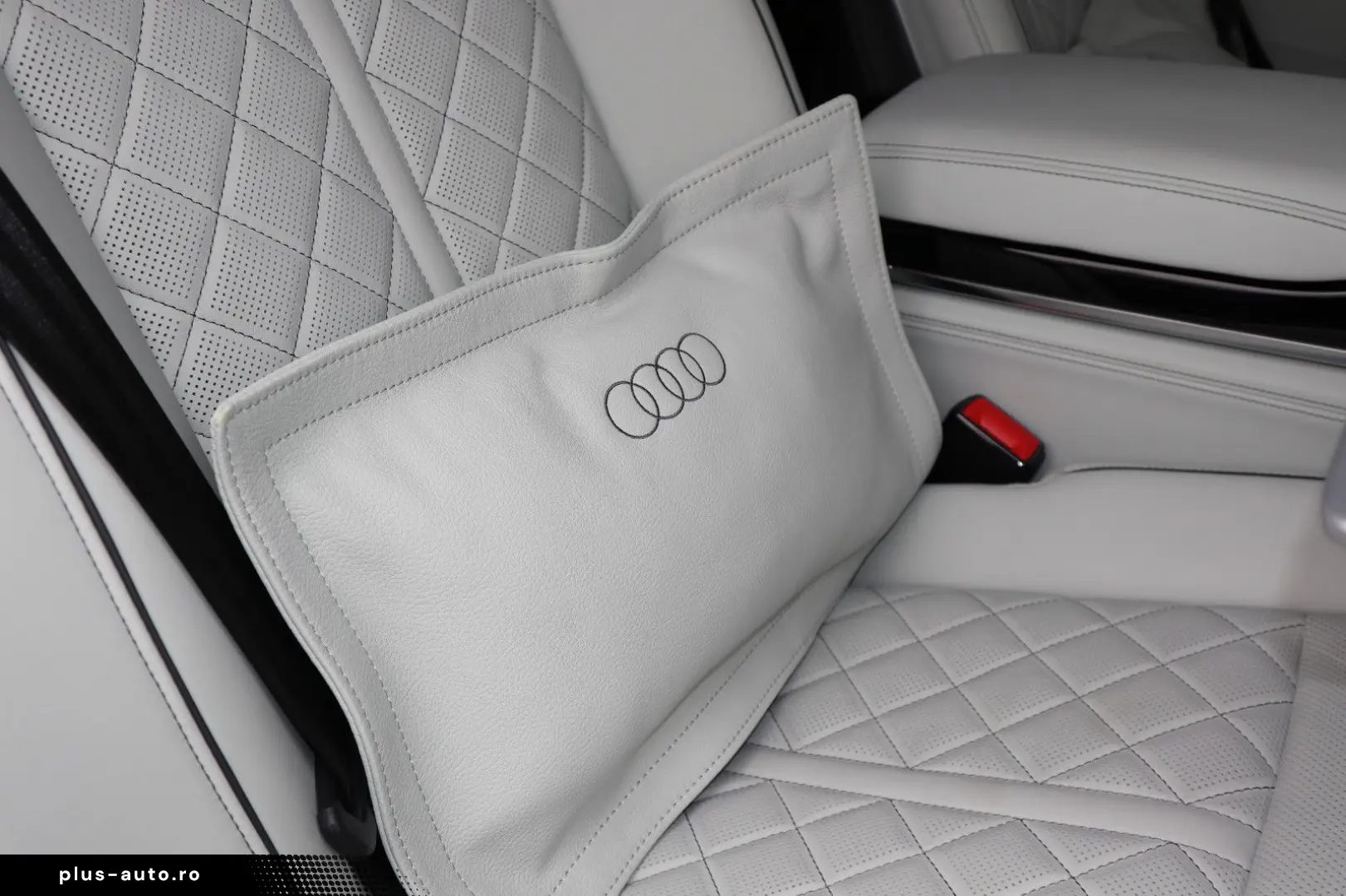 AUDI A8L 60 TFSIe EXCLUSIVE S-LINE