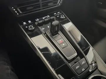 PORSCHE 992 Carrera Cabriolet Sportabgas SPORTSITZ-Plus