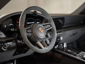 PORSCHE 992 Carrera 4 GTS BOSE Schiebedach Surround View