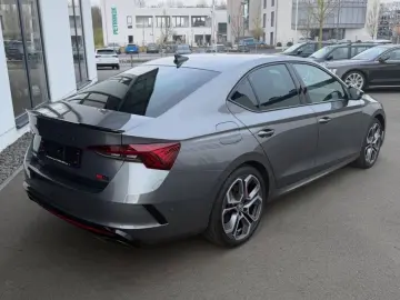 SKODA Octavia RS DCC Colum 19  AHK ACC Matrix el. Sitz