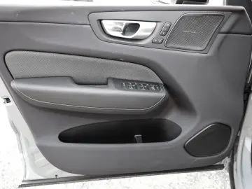 VOLVO XC60 Ultimate Dark Recharge Plug-In Hybrid AWD T