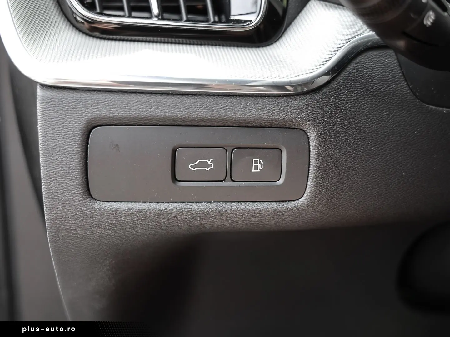 VOLVO XC60 Ultimate Dark Recharge Plug-In Hybrid AWD T