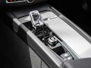 VOLVO XC60 Ultimate Dark Recharge Plug-In Hybrid AWD T