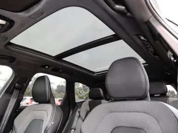 VOLVO XC60 Ultimate Dark Recharge Plug-In Hybrid AWD T