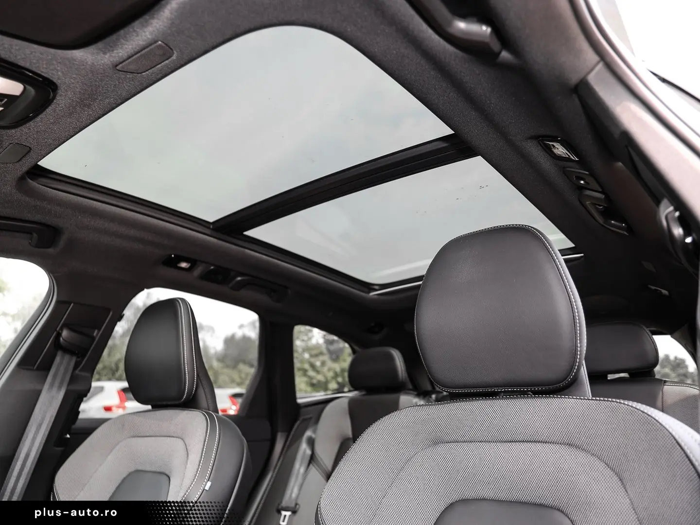 VOLVO XC60 Ultimate Dark Recharge Plug-In Hybrid AWD T