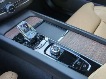 VOLVO XC60 T8 Recharge Plus Bright  Luft BLIS ACC AHK