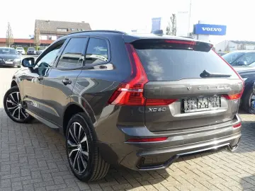 VOLVO XC60 Plus B5 AWD Mild-Hybrid Dark H&K Pano 360