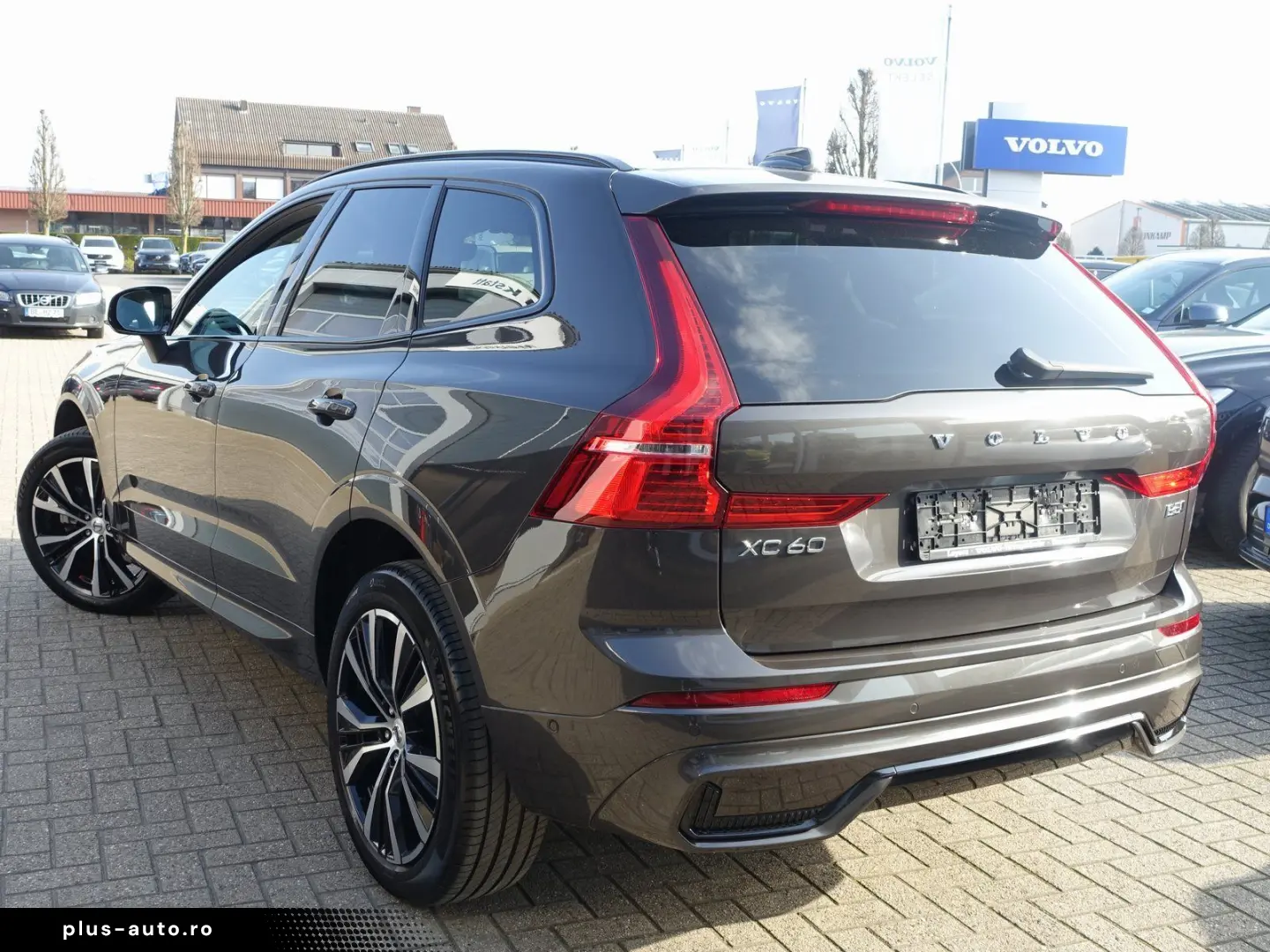 VOLVO XC60 Plus B5 AWD Mild-Hybrid Dark H&K Pano 360