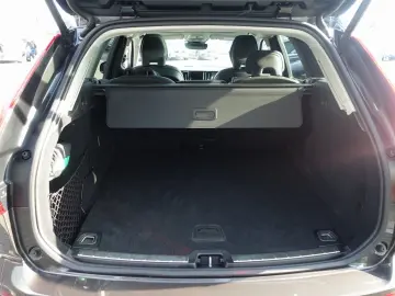 VOLVO XC60 Plus B5 AWD Mild-Hybrid Dark H&K Pano 360