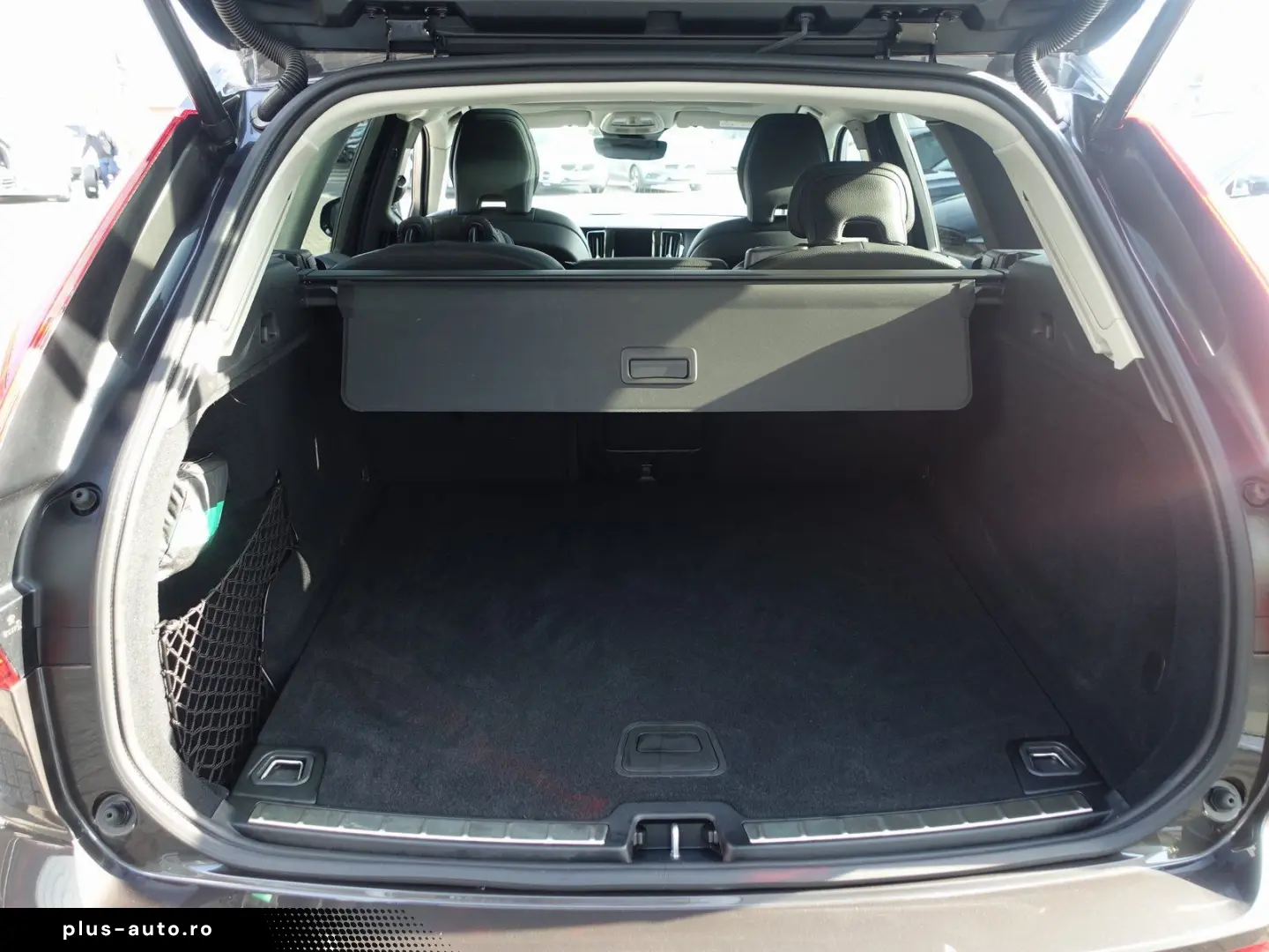 VOLVO XC60 Plus B5 AWD Mild-Hybrid Dark H&K Pano 360