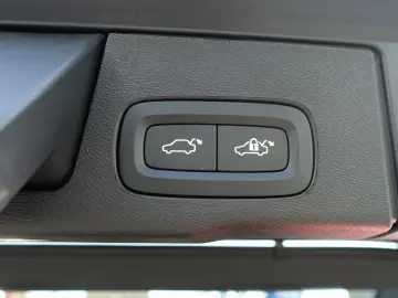 VOLVO XC60 Plus B5 AWD Mild-Hybrid Dark H&K Pano 360