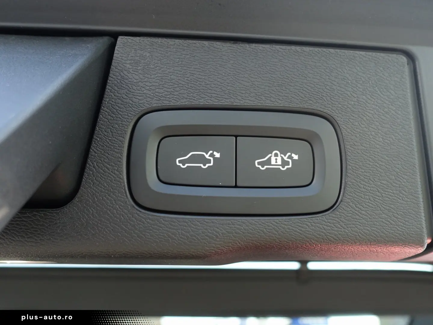 VOLVO XC60 Plus B5 AWD Mild-Hybrid Dark H&K Pano 360