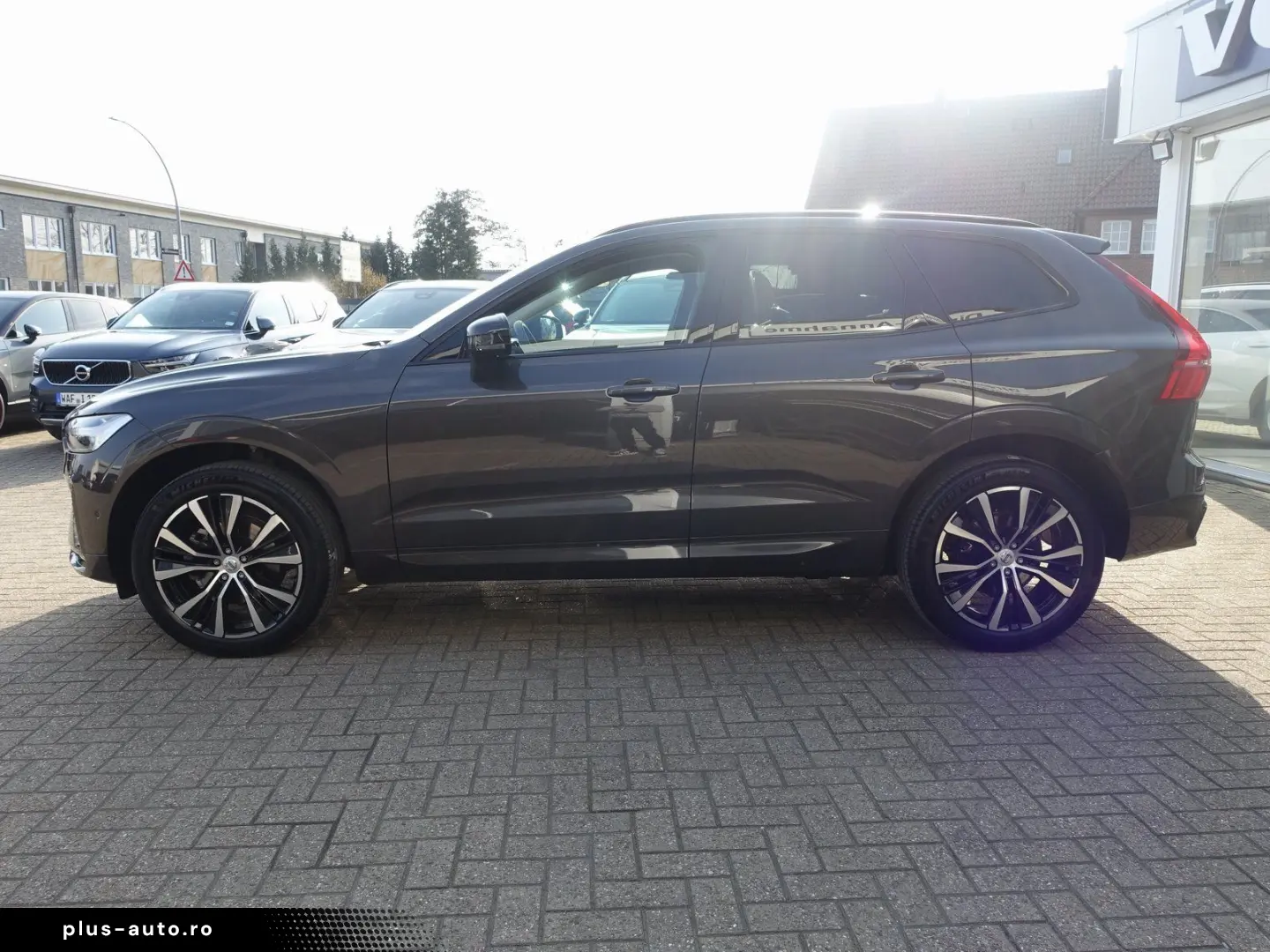 VOLVO XC60 Plus B5 AWD Mild-Hybrid Dark H&K Pano 360