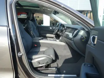 VOLVO XC60 Plus B5 AWD Mild-Hybrid Dark H&K Pano 360