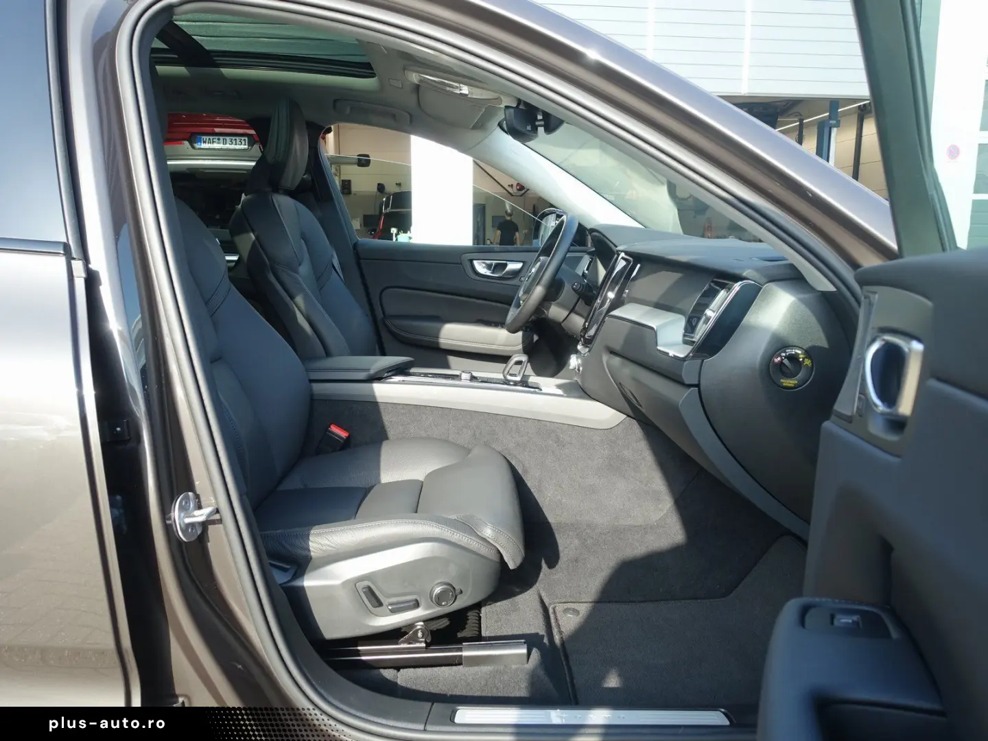 VOLVO XC60 Plus B5 AWD Mild-Hybrid Dark H&K Pano 360