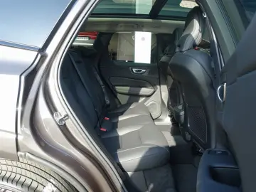 VOLVO XC60 Plus B5 AWD Mild-Hybrid Dark H&K Pano 360