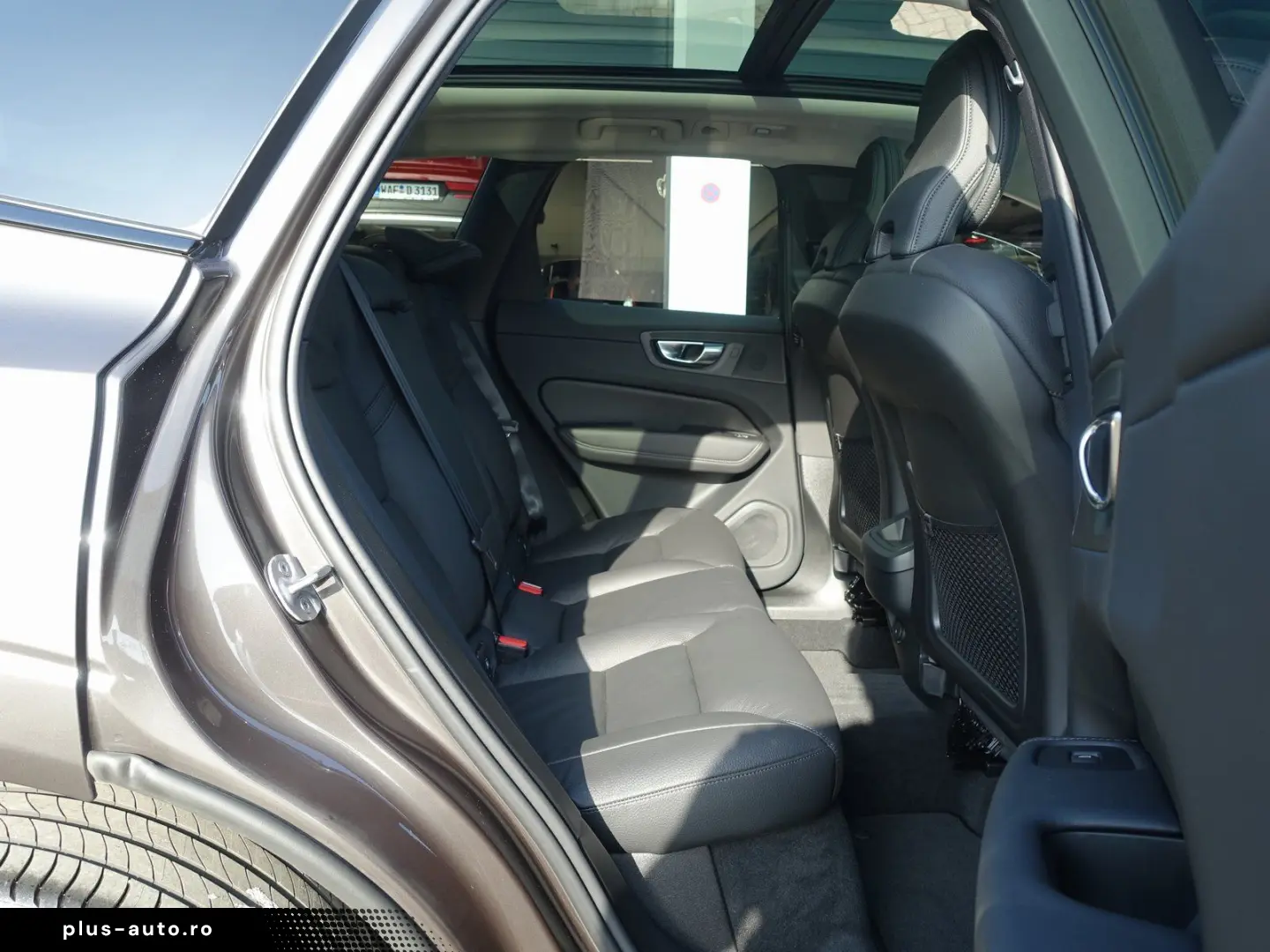 VOLVO XC60 Plus B5 AWD Mild-Hybrid Dark H&K Pano 360