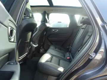 VOLVO XC60 Plus B5 AWD Mild-Hybrid Dark H&K Pano 360
