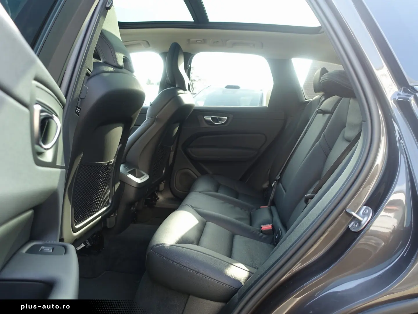 VOLVO XC60 Plus B5 AWD Mild-Hybrid Dark H&K Pano 360