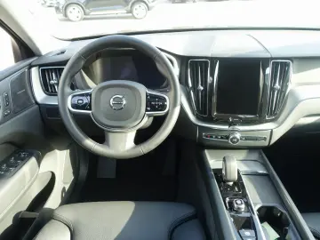 VOLVO XC60 Plus B5 AWD Mild-Hybrid Dark H&K Pano 360