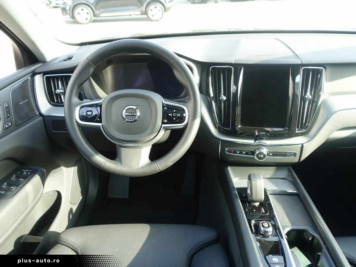 VOLVO XC60 Plus B5 AWD Mild-Hybrid Dark H&K Pano 360