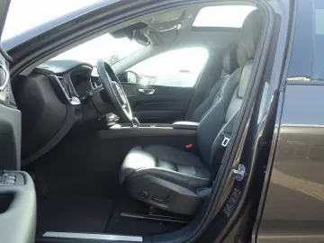 VOLVO XC60 Plus B5 AWD Mild-Hybrid Dark H&K Pano 360