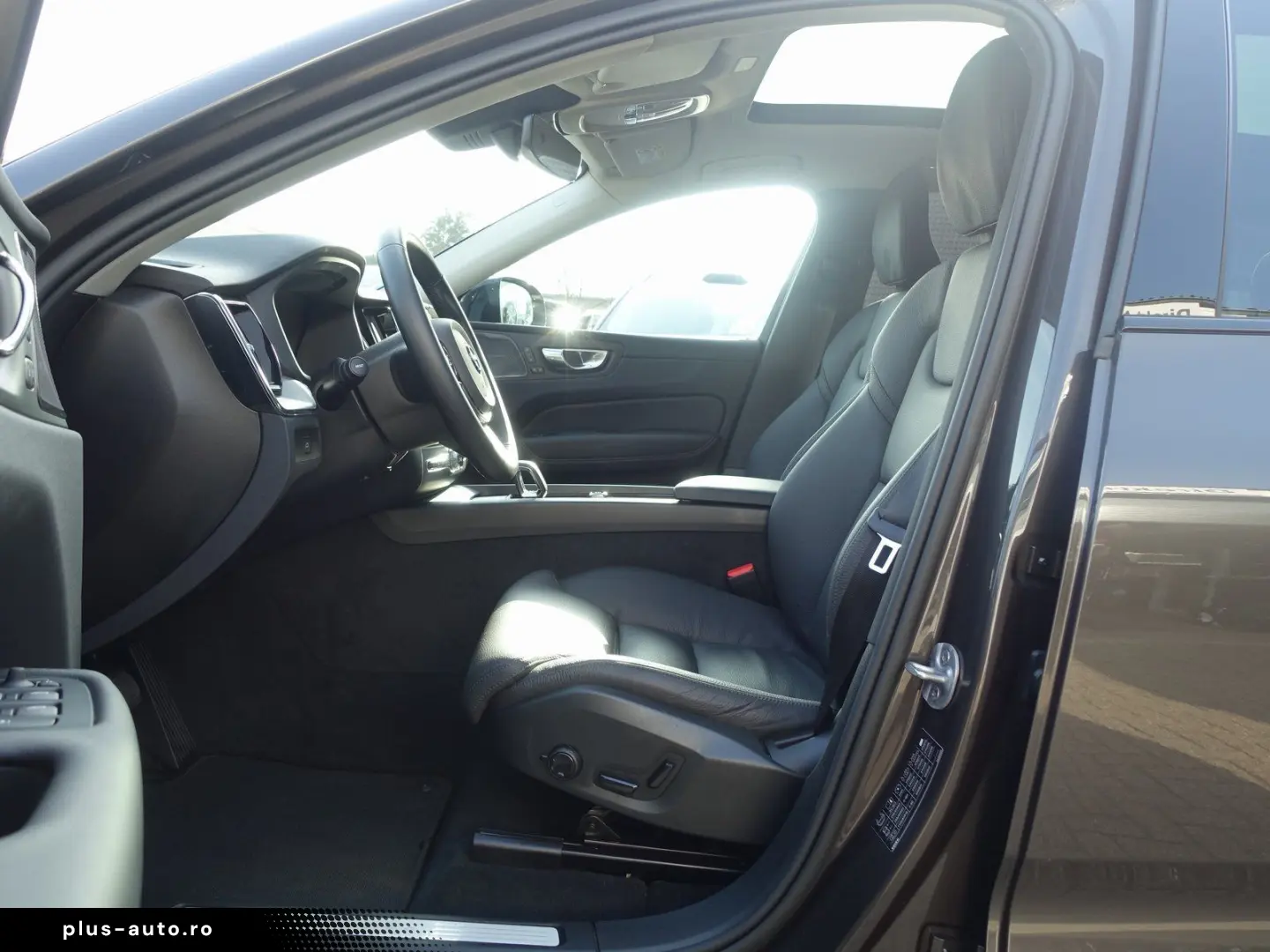 VOLVO XC60 Plus B5 AWD Mild-Hybrid Dark H&K Pano 360