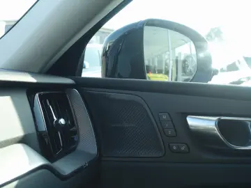 VOLVO XC60 Plus B5 AWD Mild-Hybrid Dark H&K Pano 360