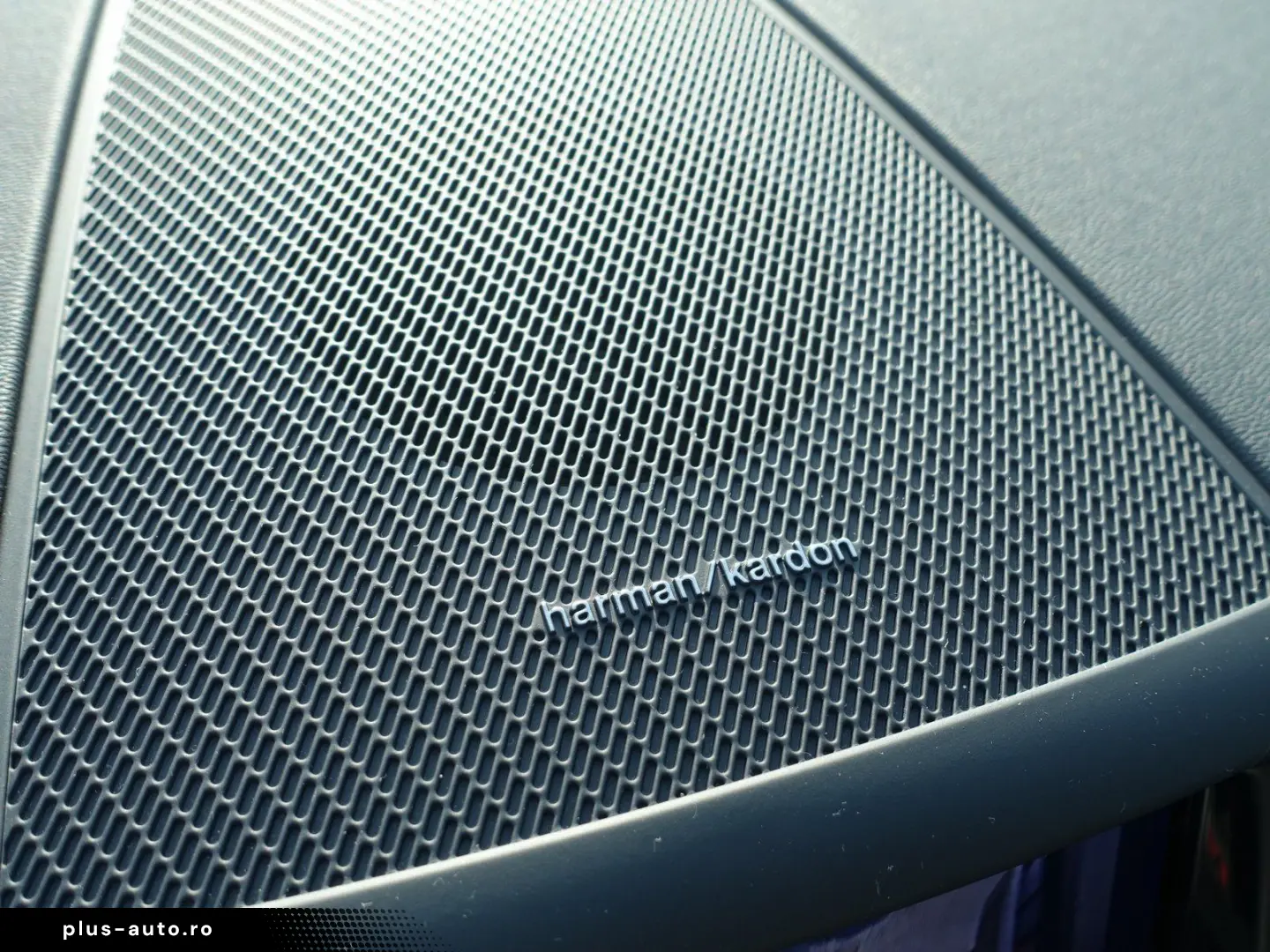 VOLVO XC60 Plus B5 AWD Mild-Hybrid Dark H&K Pano 360