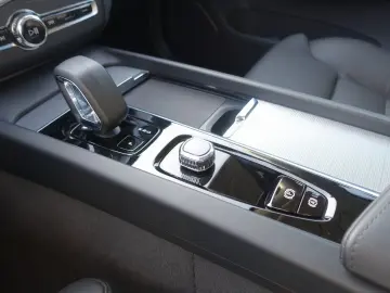 VOLVO XC60 Plus B5 AWD Mild-Hybrid Dark H&K Pano 360