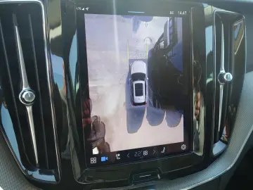 VOLVO XC60 Plus B5 AWD Mild-Hybrid Dark H&K Pano 360