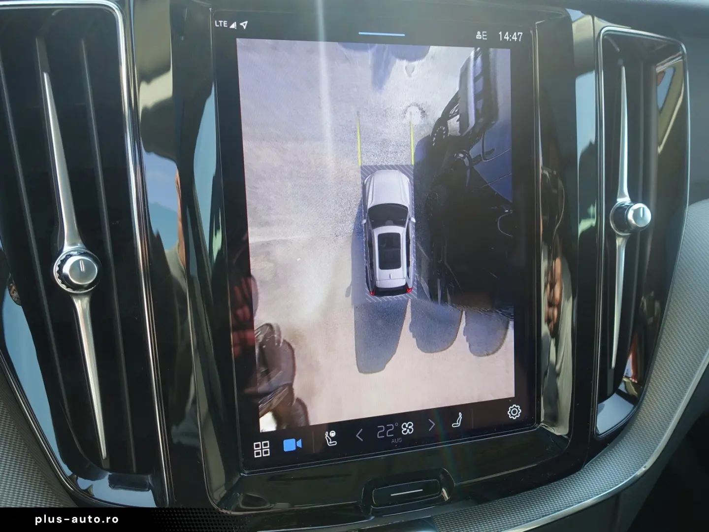 VOLVO XC60 Plus B5 AWD Mild-Hybrid Dark H&K Pano 360