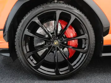 LAMBORGHINI Urus Sport