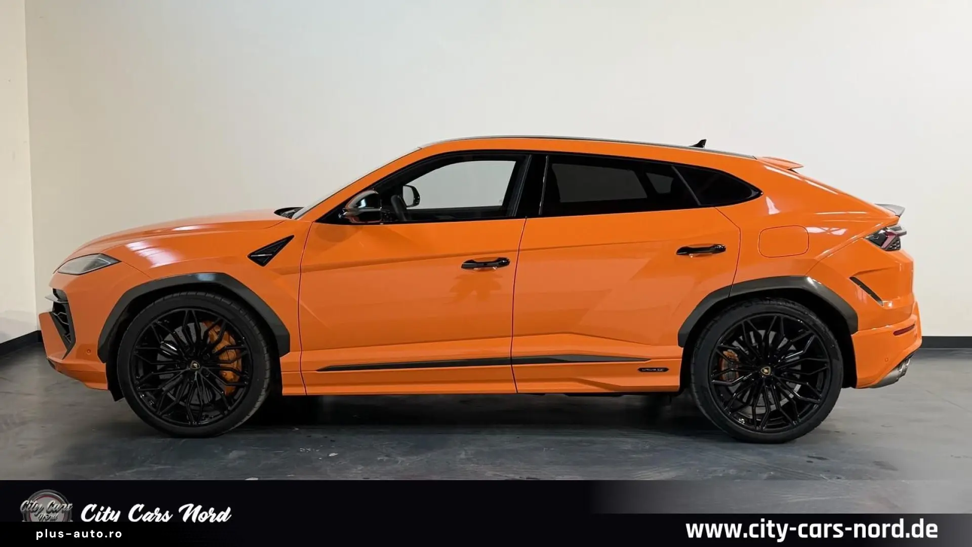 LAMBORGHINI URUS SE AKRAPOVIC B&O MASSAGE PANORAMA
