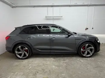AUDI SQ8 e-tron quattro