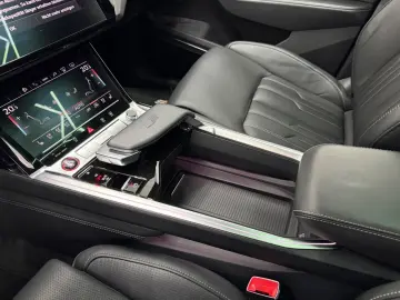 AUDI SQ8 e-tron quattro