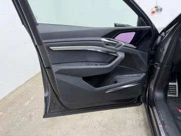 AUDI SQ8 e-tron quattro