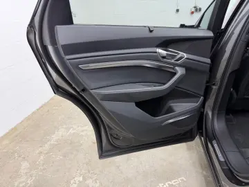 AUDI SQ8 e-tron quattro