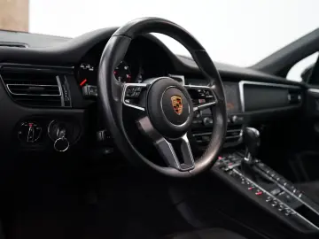 PORSCHE Macan 2.0 PANO AHK PASM CARPLAY R-Kamera 20z