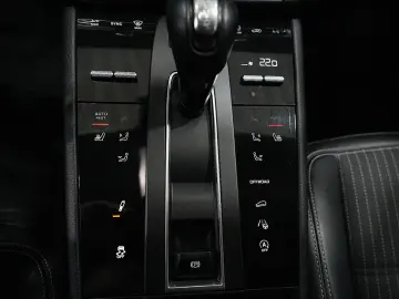 PORSCHE Macan T   SPORT-CHRONO SOUND-PACKAGE  LED 1.HAND