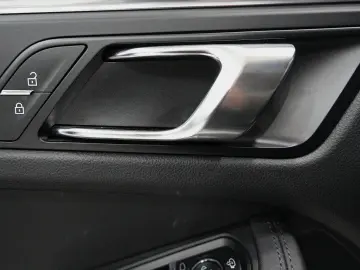 PORSCHE Macan T   SPORT-CHRONO SOUND-PACKAGE  LED 1.HAND