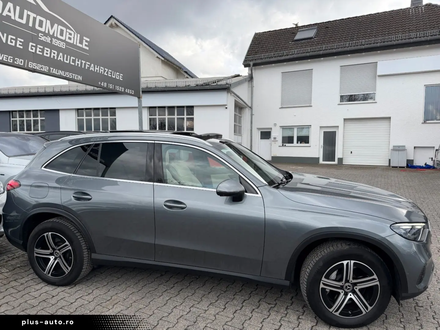 MERCEDES-BENZ GLC 300e 4M PANO DISTR  Burm3D AHK Dig&hellip;
