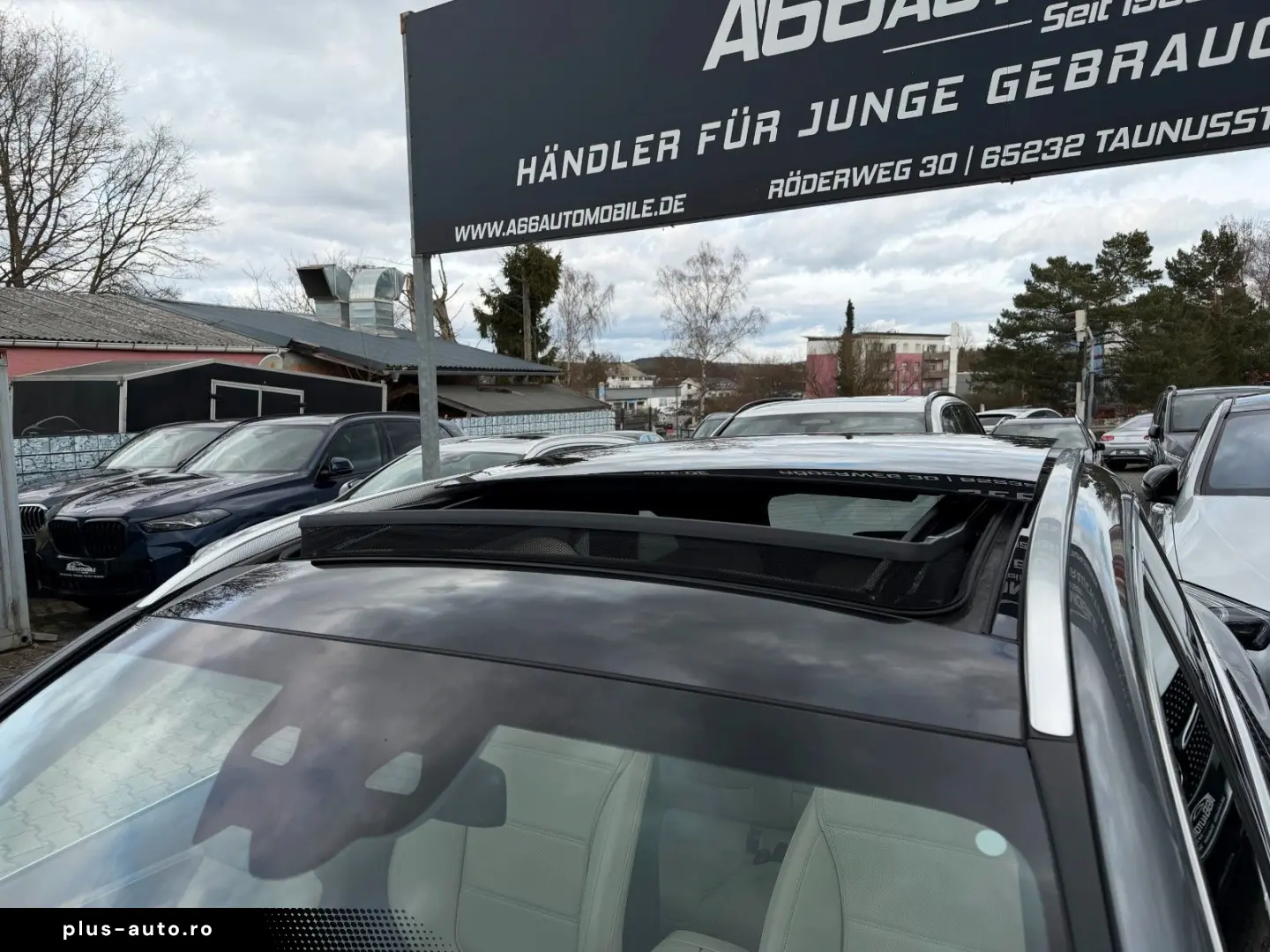 MERCEDES-BENZ GLC 300e 4M PANO DISTR  Burm3D AHK Dig&hellip;