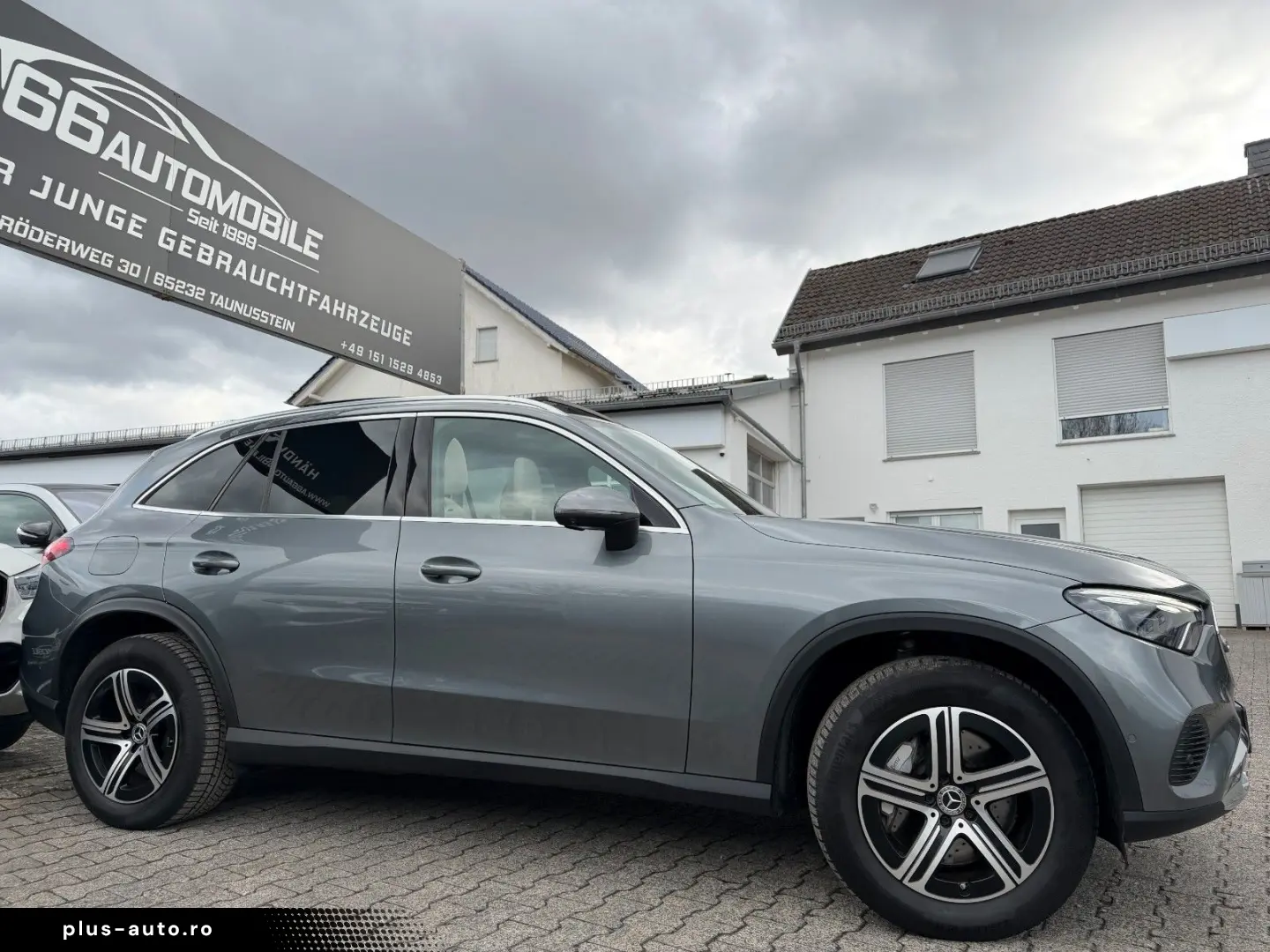 MERCEDES-BENZ GLC 300e 4M PANO DISTR  Burm3D AHK Dig&hellip;