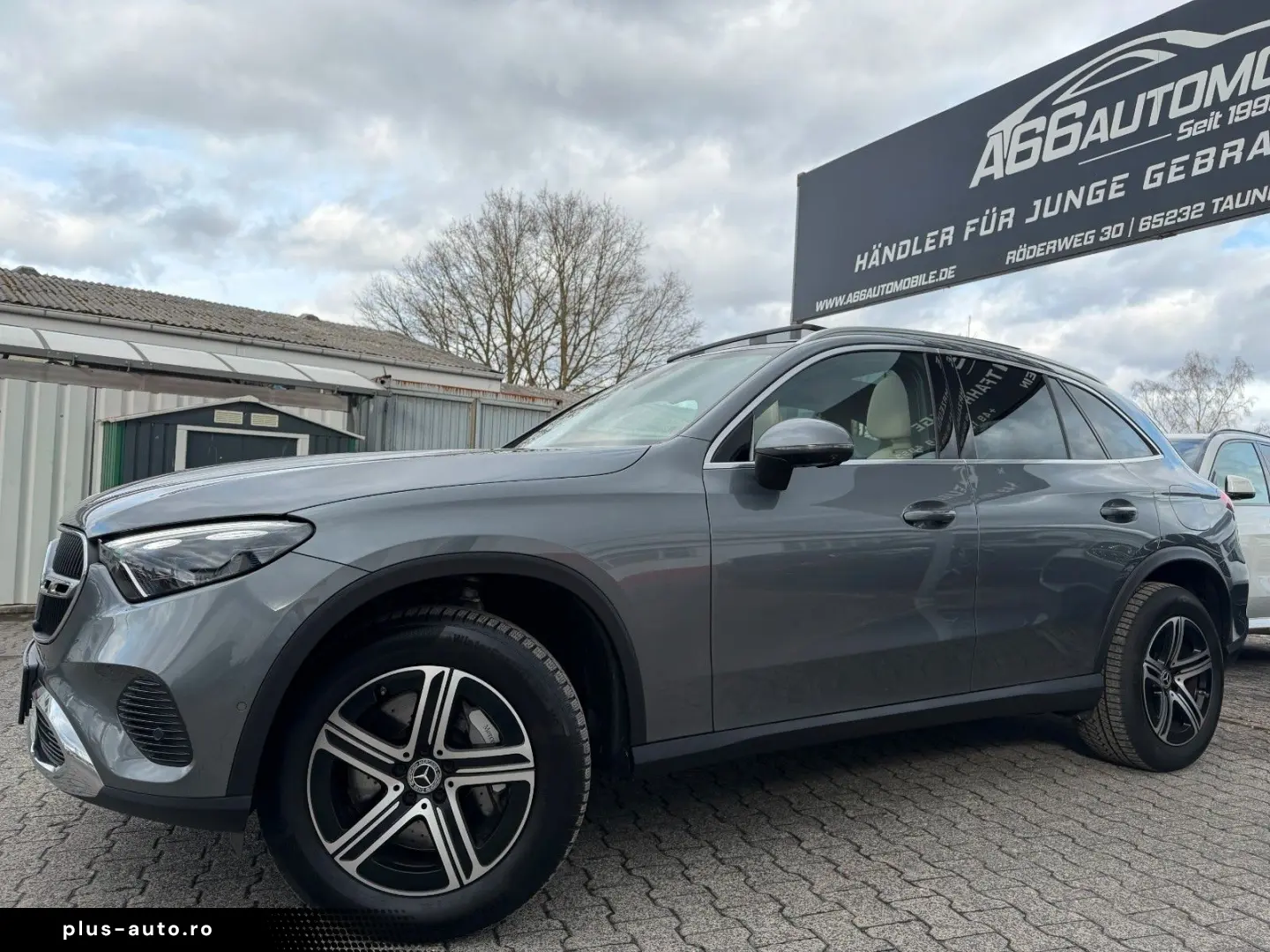 MERCEDES-BENZ GLC 300e 4M PANO DISTR  Burm3D AHK Dig&hellip;