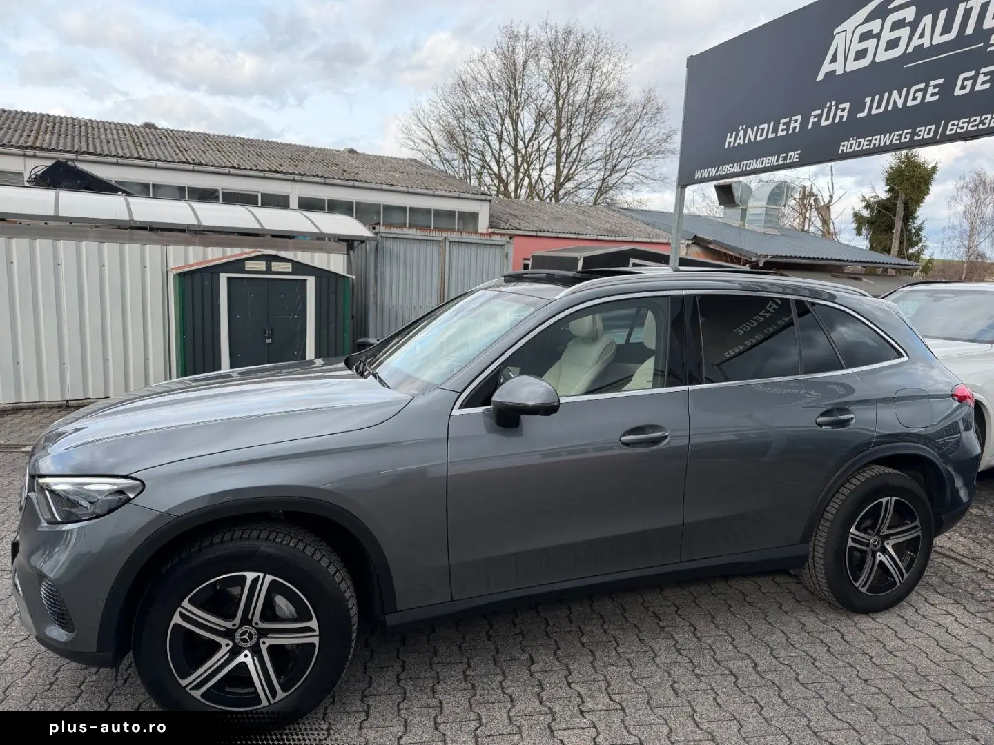 MERCEDES-BENZ GLC 300e 4M PANO DISTR  Burm3D AHK Dig&hellip;