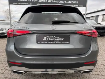 MERCEDES-BENZ GLC 300e 4M PANO DISTR  Burm3D AHK Dig&hellip;