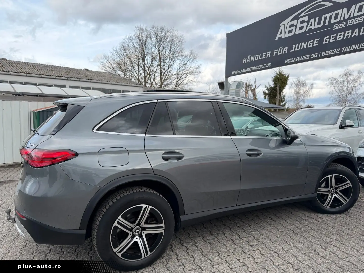 MERCEDES-BENZ GLC 300e 4M PANO DISTR  Burm3D AHK Dig&hellip;